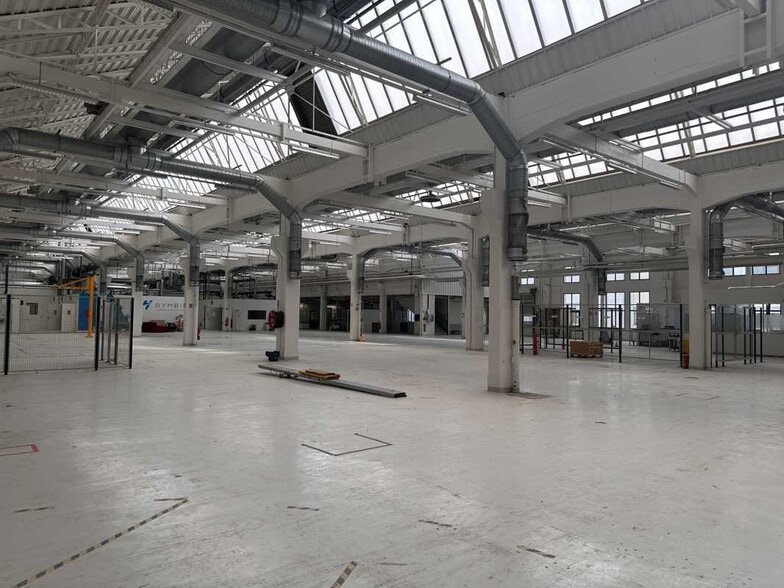 Bureau dans Vénissieux à louer - Photo de l’immeuble – Image 3 sur 18