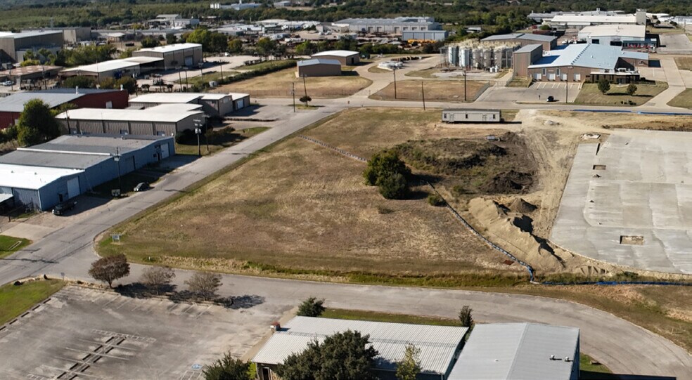 551 Airport Dr, Mansfield, TX à vendre - Photo de l’immeuble – Image 2 sur 5
