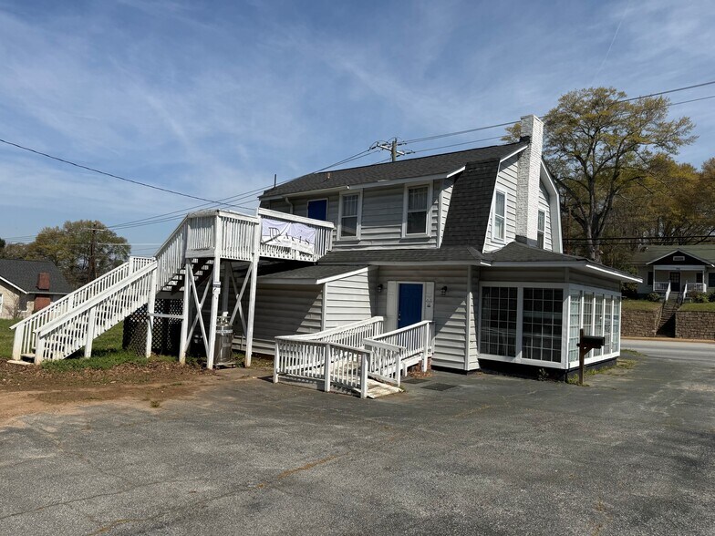 710 Laurens Rd, Greenville, SC à louer - Photo de l’immeuble – Image 2 sur 3