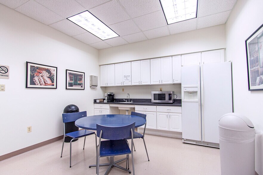 390 Amwell Rd, Hillsborough, NJ à louer - Photo intérieure – Image 3 sur 9