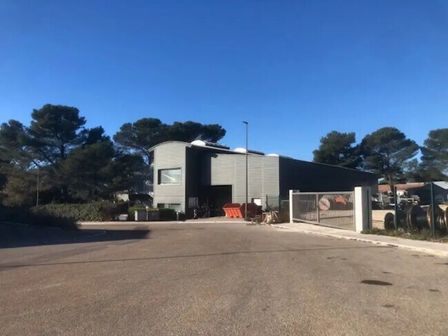 Plus de détails pour Local d'activités à louer