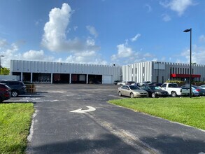10100 NW 25th St, Miami, FL à louer Photo intérieure– Image 2 sur 7