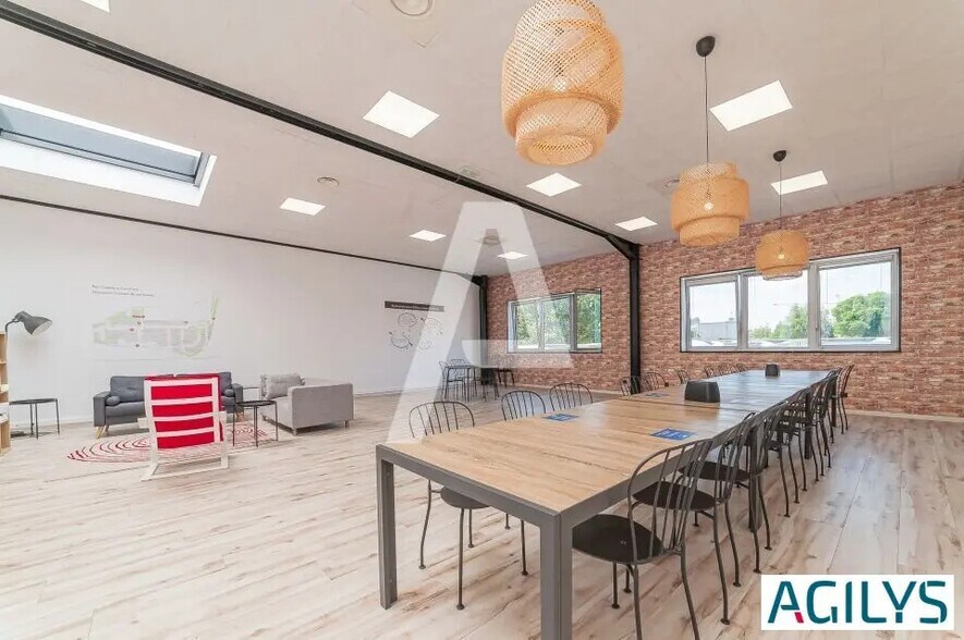 Local d’activités dans Ivry-sur-Seine à louer - Photo de l’immeuble – Image 1 sur 8