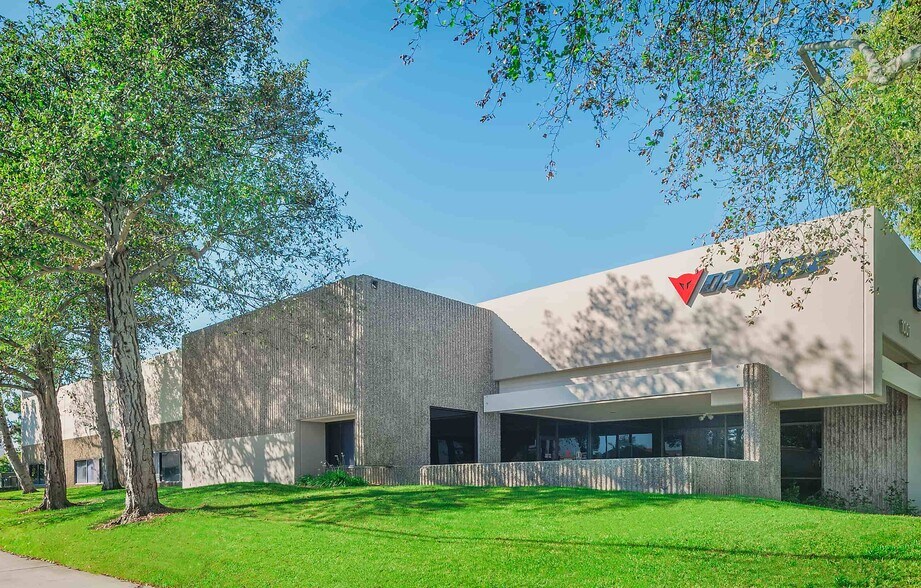 1001 Brioso Dr, Costa Mesa, CA à louer - Photo de l’immeuble – Image 2 sur 6