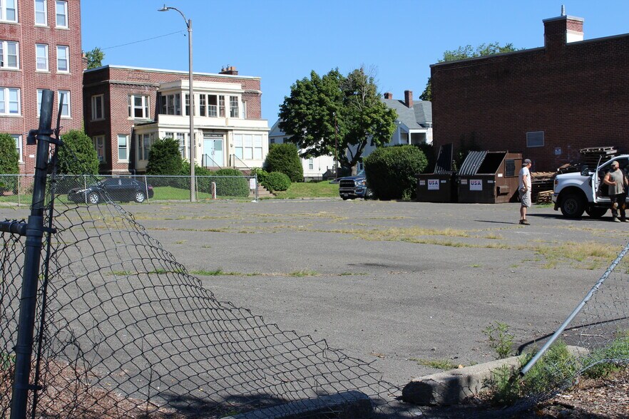 242 Suffolk St, Holyoke, MA à vendre - Photo de l’immeuble – Image 3 sur 6