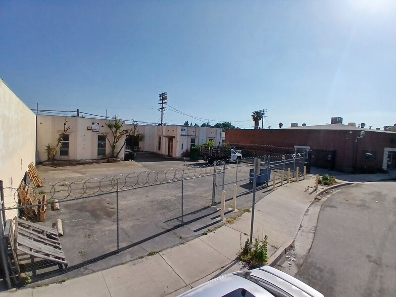 13438 Wyandotte St, Van Nuys, CA à louer - Photo de l’immeuble – Image 3 sur 6