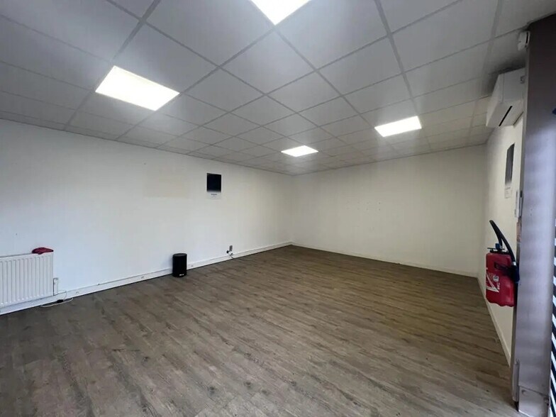 Local d’activités dans Sonnay à louer - Photo de l’immeuble – Image 3 sur 7