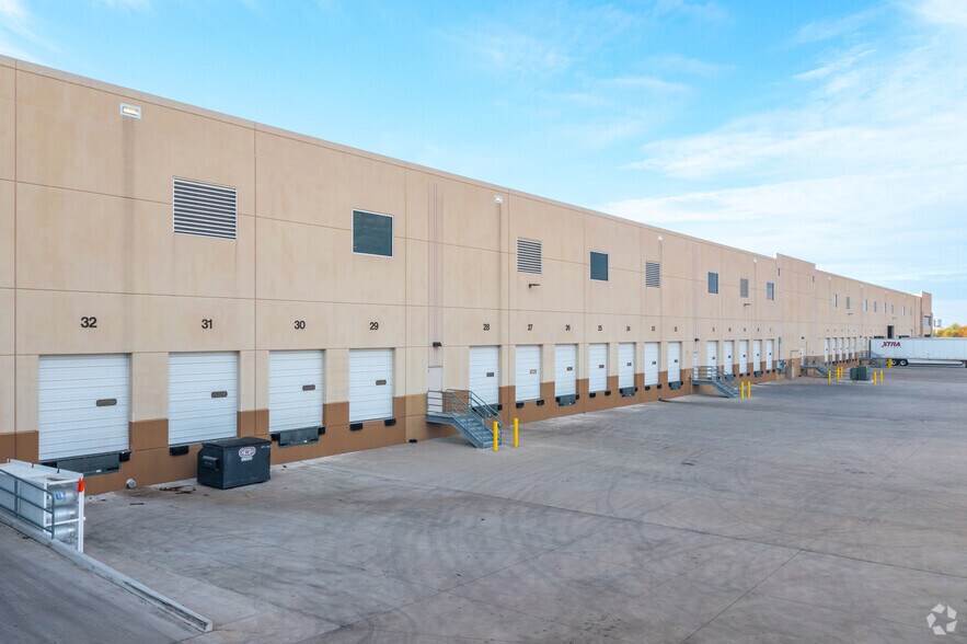 3901 Corporate Dr, Lancaster, TX à louer - Photo de l’immeuble – Image 3 sur 5
