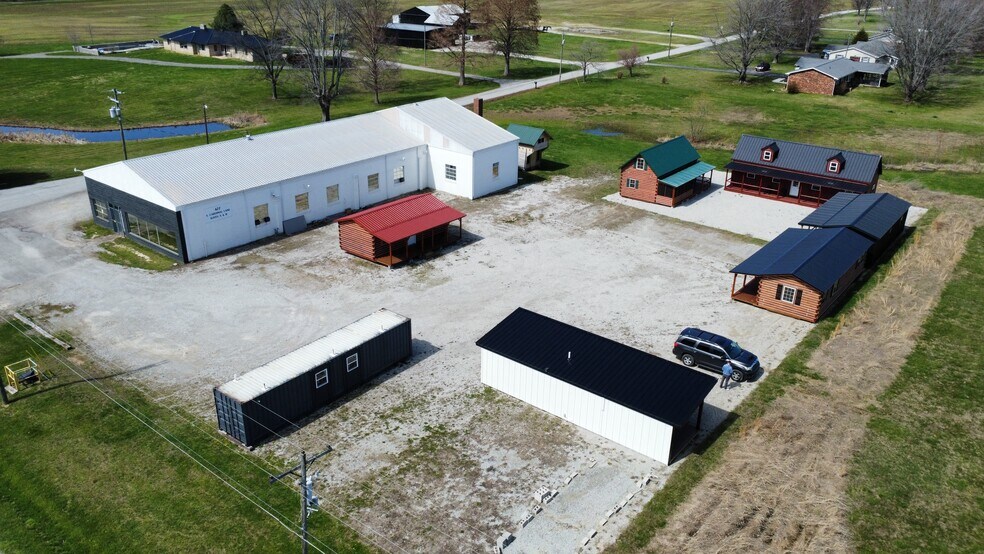677 S Cardinal Ln, Scottsburg, IN à vendre - Photo de l’immeuble – Image 1 sur 102