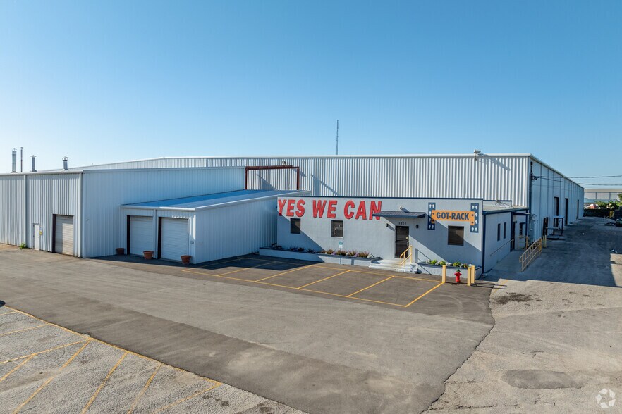 5210 Causeway Blvd, Tampa, FL à louer - Photo de l’immeuble – Image 3 sur 10
