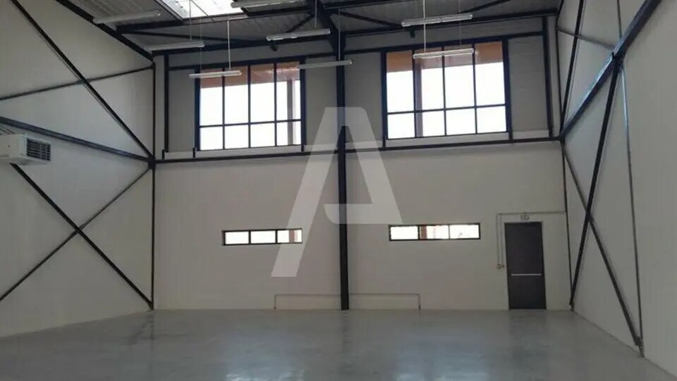 Local d'activités dans Plaisir à vendre - Photo de l’immeuble – Image 2 sur 3