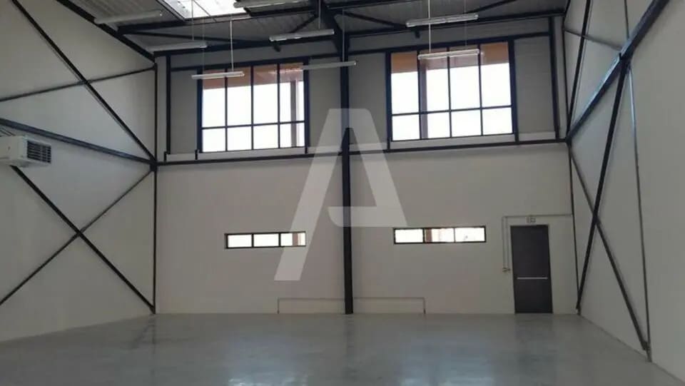 Local d'activités dans Plaisir à vendre - Photo intérieure – Image 2 sur 3