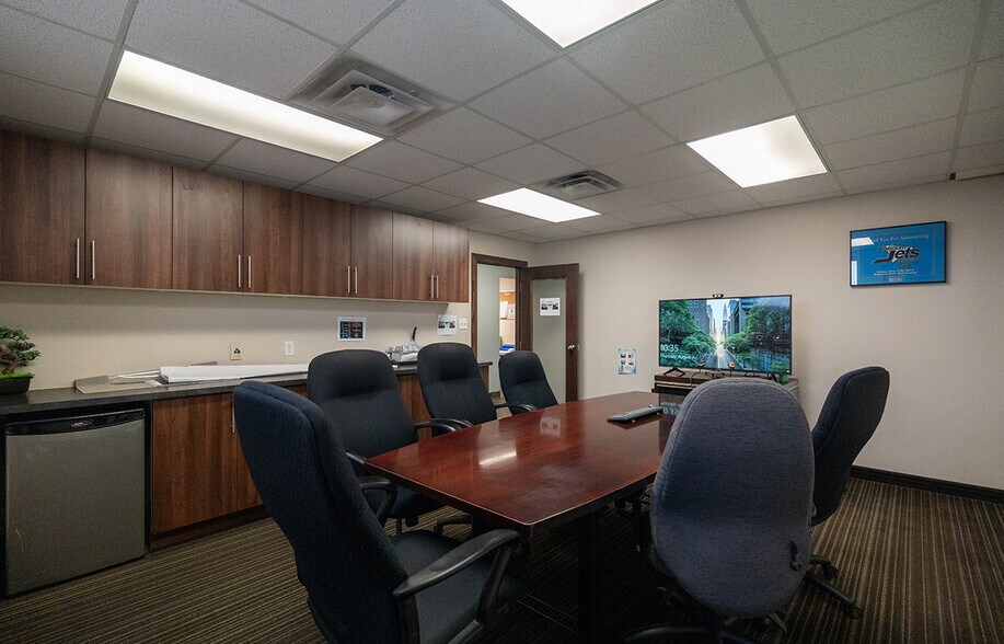 1395 Whyte Av, Winnipeg, MB à louer - Photo de l’immeuble – Image 2 sur 11
