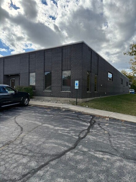 700-750 Bonnie Ln, Elk Grove Village, IL à vendre - Photo de l’immeuble – Image 3 sur 9