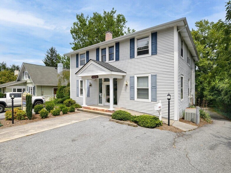 714 Oakland St, Hendersonville, NC à louer - Photo principale – Image 1 sur 6