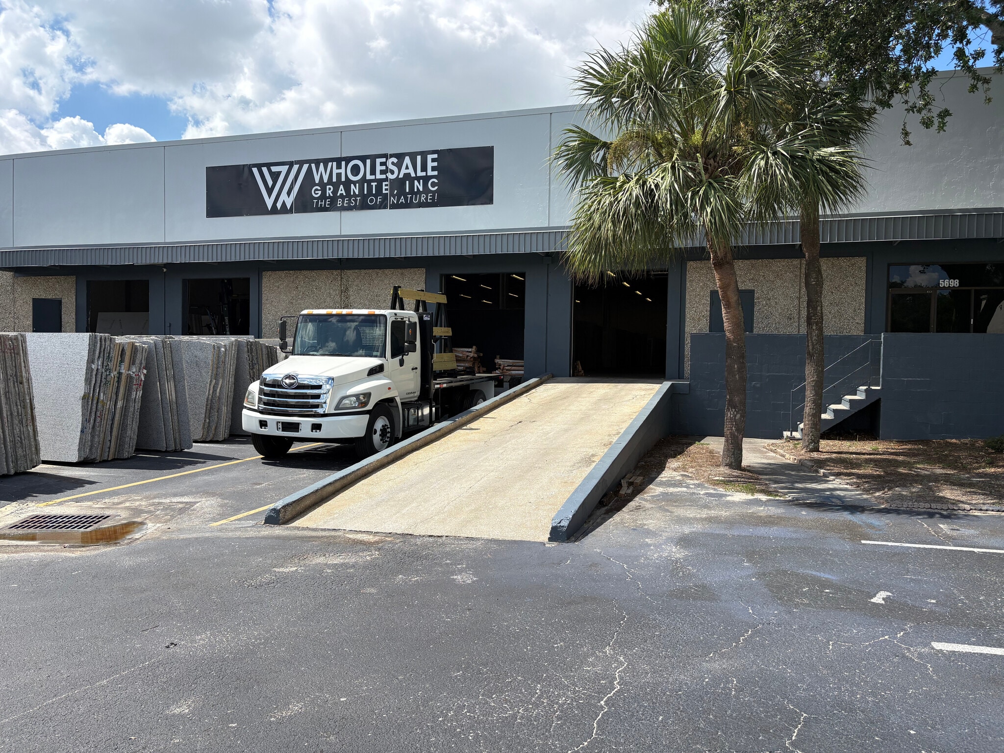 5690-5698 W Crenshaw St, Tampa, FL à louer Photo de l’immeuble– Image 1 sur 17