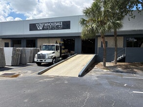 5690-5698 W Crenshaw St, Tampa, FL à louer Photo de l’immeuble– Image 1 sur 17