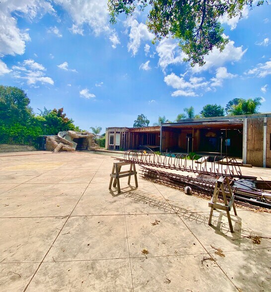 16351 Sloan Dr, Los Angeles, CA à vendre - Photo de l’immeuble – Image 2 sur 5