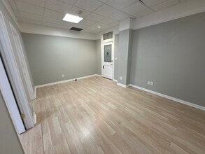 306 S Washington Ave, Royal Oak, MI à louer Photo intérieure– Image 1 sur 4