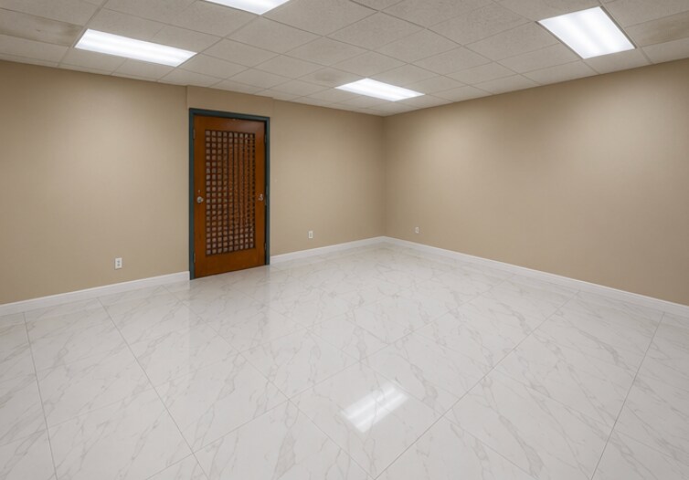 56 Toledo St, Farmingdale, NY à louer - Photo de l’immeuble – Image 3 sur 4