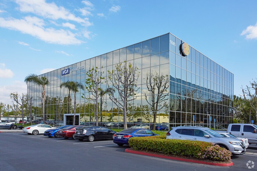 1845 W Orangewood Ave, Orange, CA à louer - Photo de l’immeuble – Image 2 sur 12