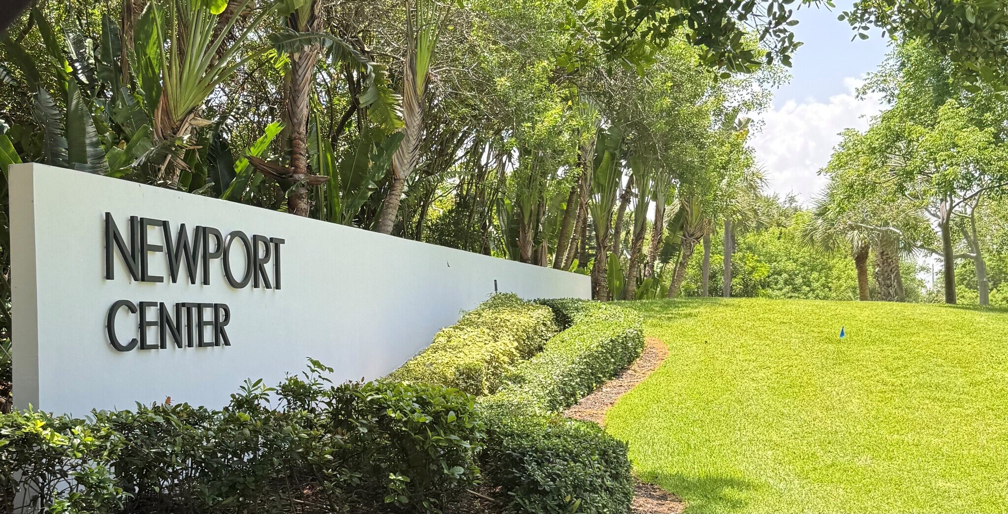 1239 E Newport Center Dr, Deerfield Beach, FL à vendre Photo de l’immeuble– Image 1 sur 6