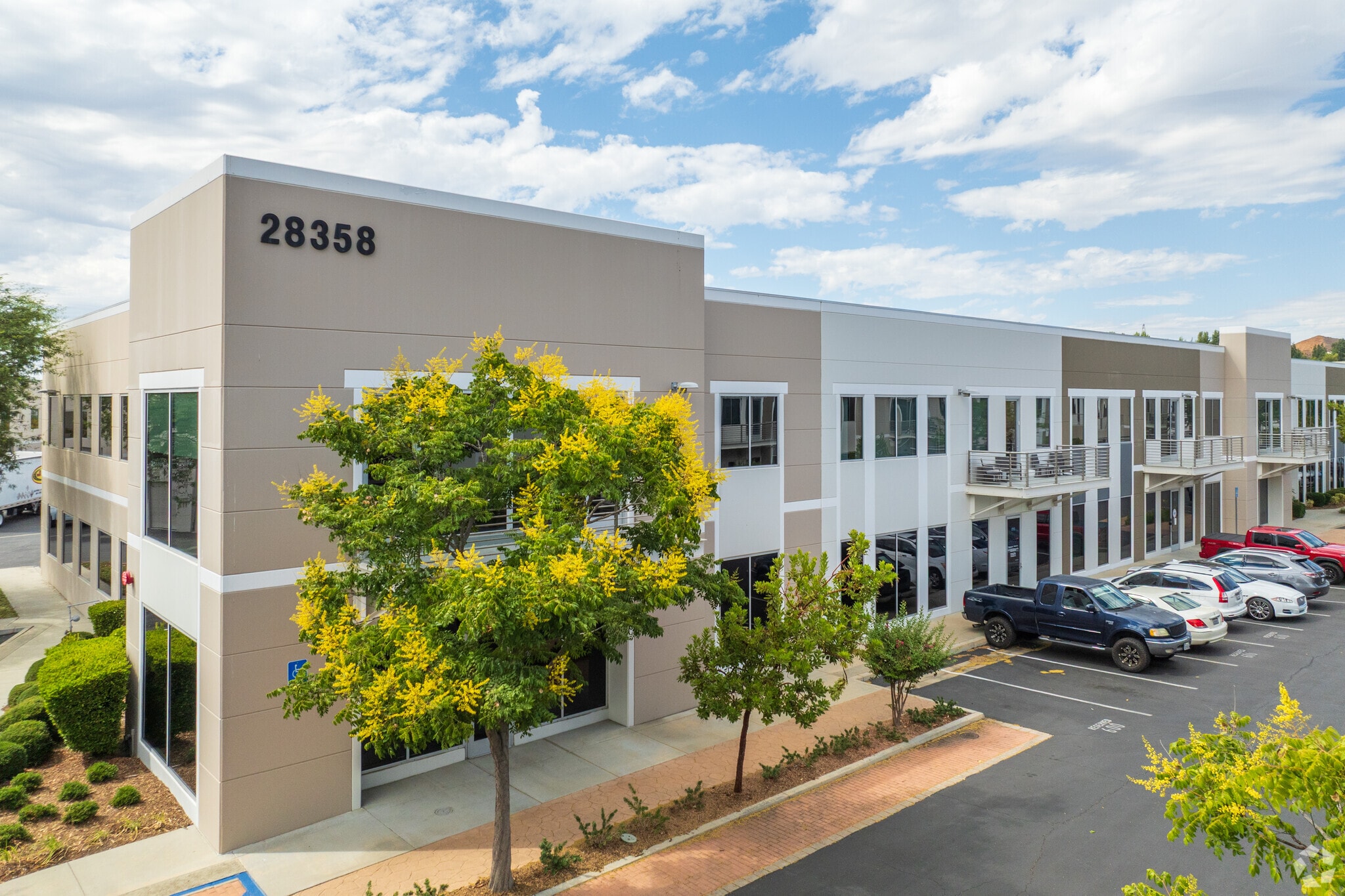 28358 Constellation Rd, Valencia, CA à louer Photo principale– Image 1 sur 3