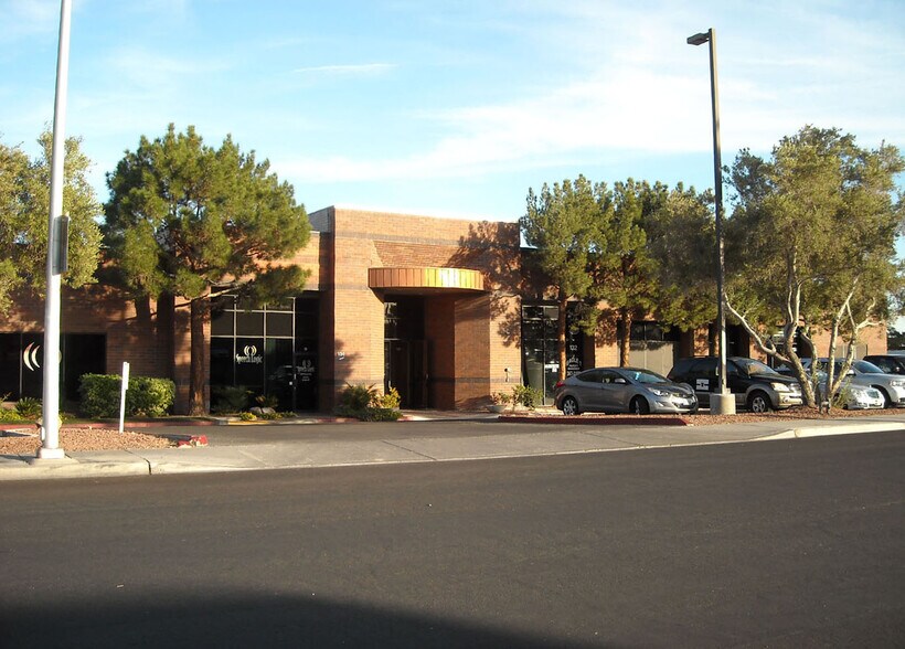 6600 W Charleston Blvd, Las Vegas, NV à louer - Photo de l’immeuble – Image 3 sur 9
