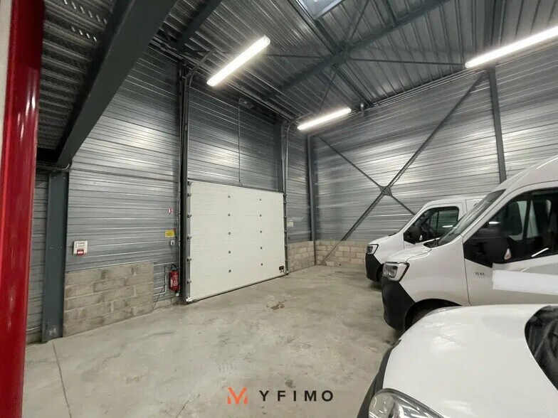 Local d'activités dans Les Mureaux à vendre - Photo de l’immeuble – Image 2 sur 7