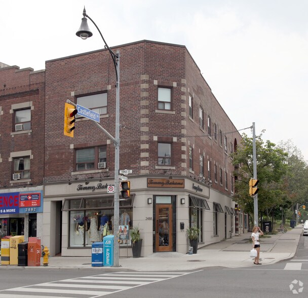 11 Castlefield Av, Toronto, ON à louer - Photo de l’immeuble – Image 3 sur 5