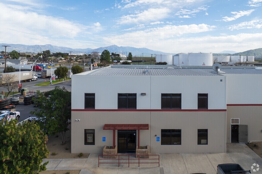 205 W Slover Ave, Bloomington, CA à louer - Photo de l’immeuble – Image 2 sur 5