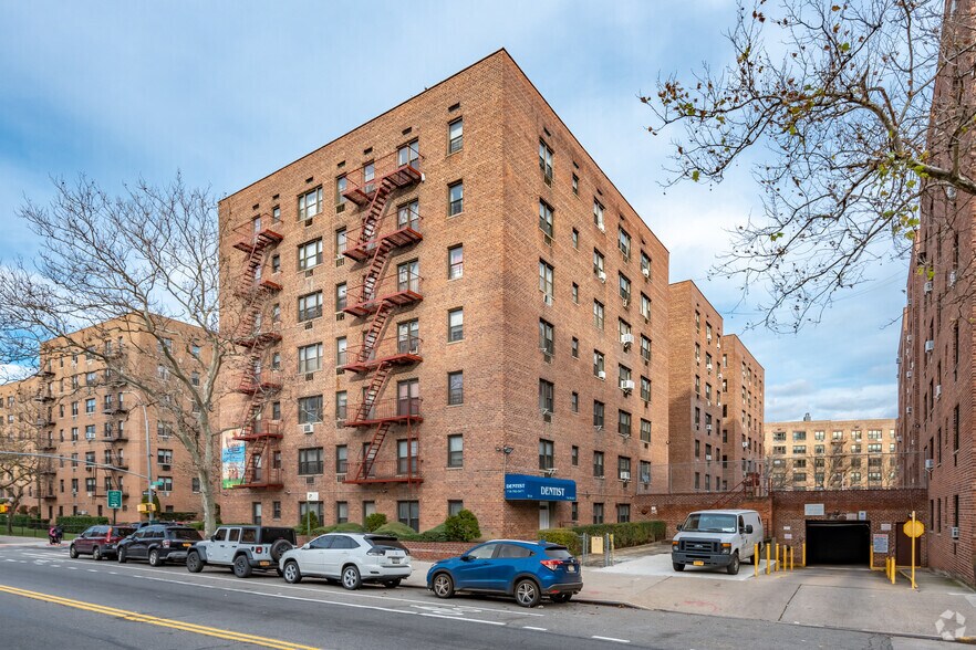 9904 57th Ave, Flushing, NY à vendre - Photo de l’immeuble – Image 2 sur 4