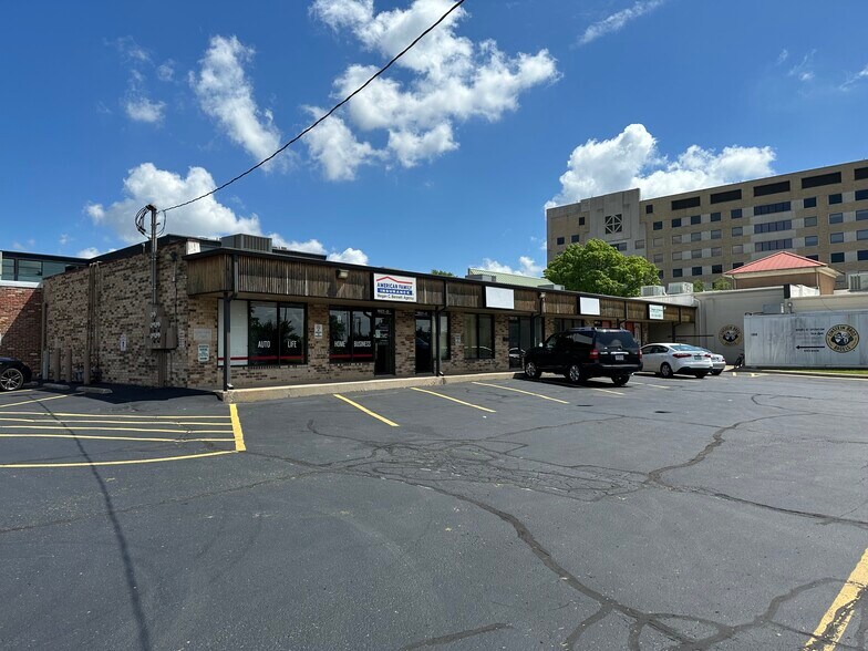 1927 S National Ave, Springfield, MO à louer - Photo de l’immeuble – Image 1 sur 2