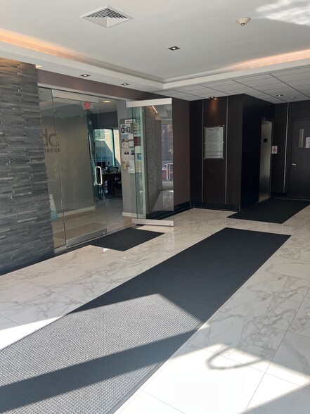 570 Sylvan Ave, Englewood Cliffs, NJ à louer - Hall d’entrée – Image 3 sur 5