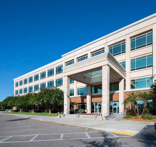 3620 Queen Palm Dr, Tampa, FL à louer - Photo de l’immeuble – Image 3 sur 24