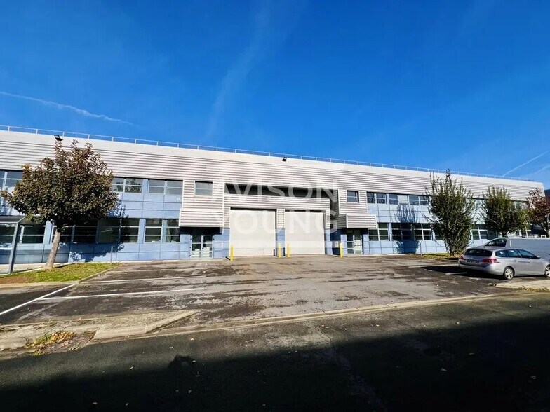 Local d’activités dans La Courneuve à louer - Photo de l’immeuble – Image 3 sur 6