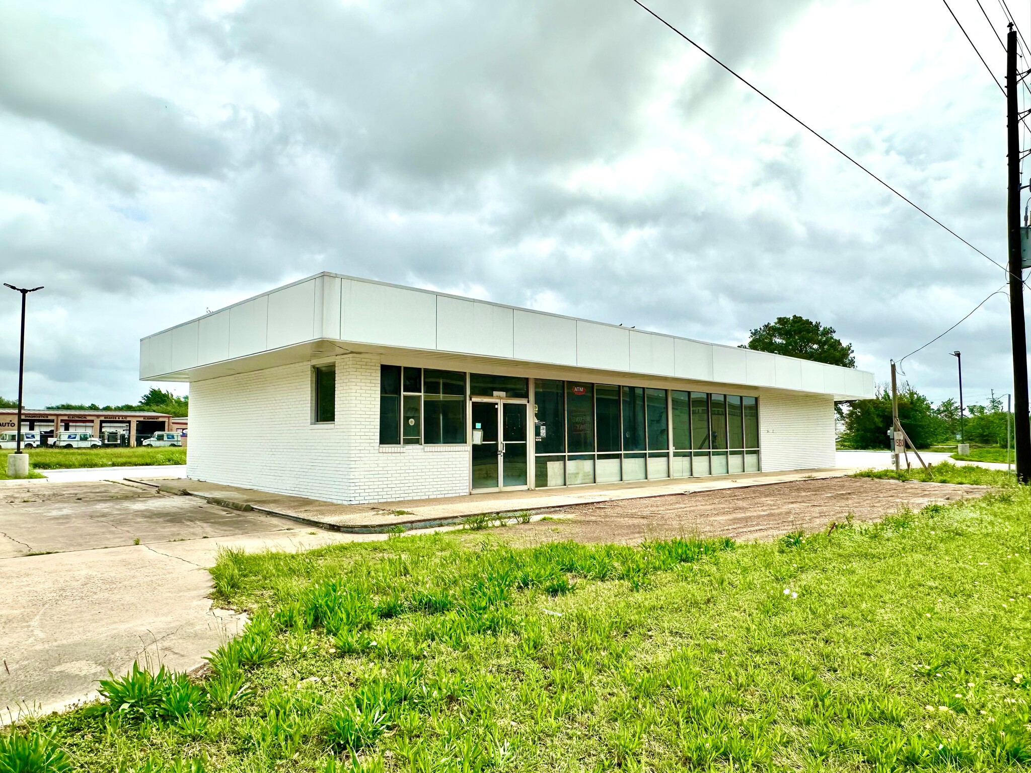 15830 Freeway, Jersey Village, TX à louer Photo de l’immeuble– Image 1 sur 3