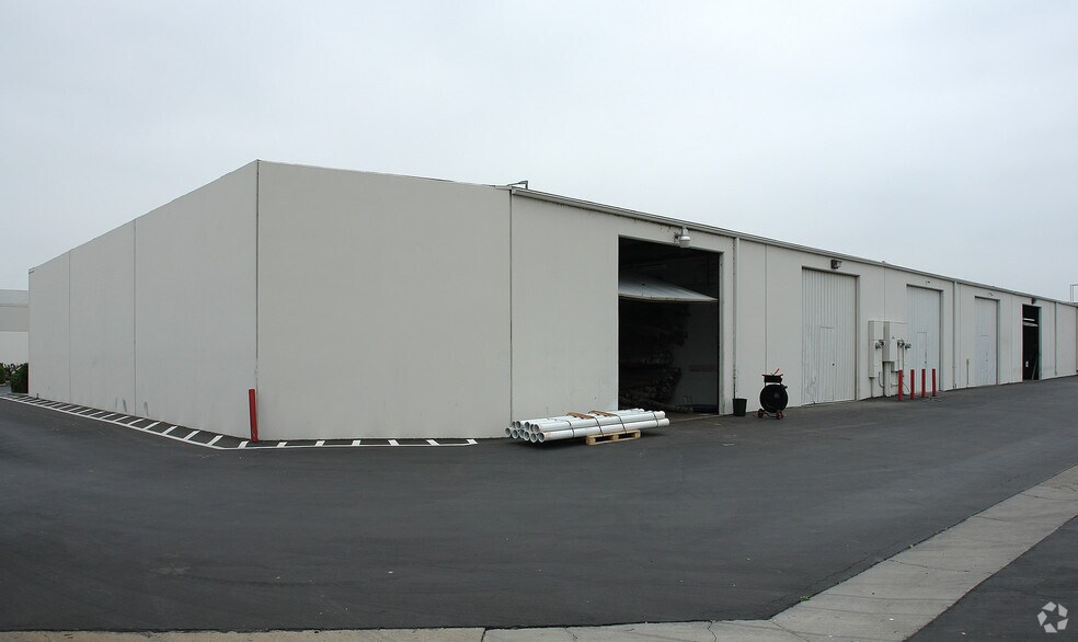 1365 N Dynamics St, Anaheim, CA à louer - Photo de l’immeuble – Image 3 sur 5