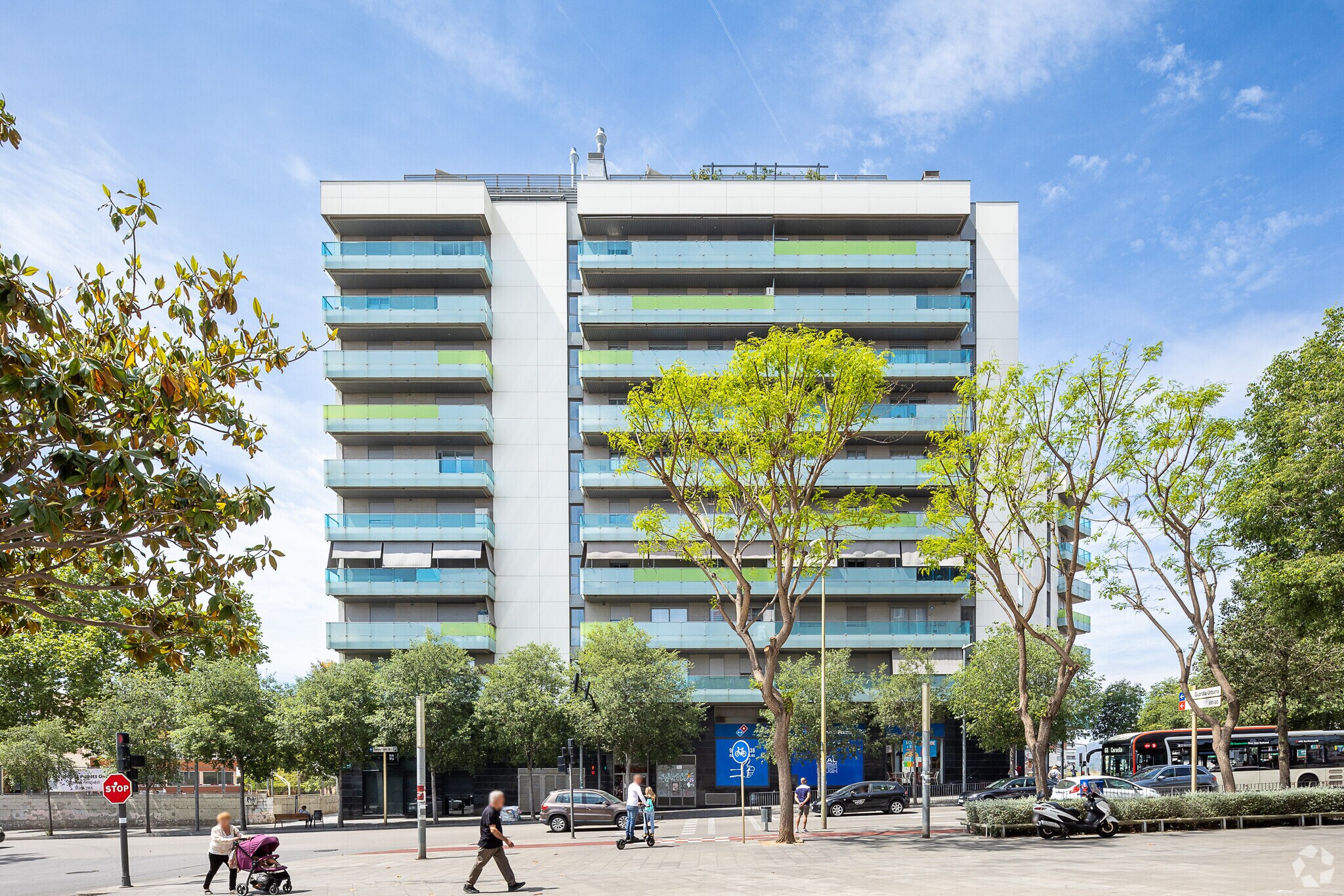 Immeuble residentiel dans Cornellà de Llobregat, Barcelona à vendre Photo principale– Image 1 sur 3