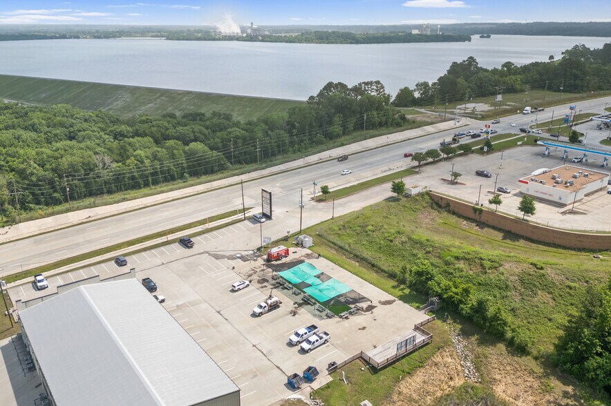 12335 FM 1097 Rd W, Willis, TX à louer - Photo principale – Image 1 sur 2