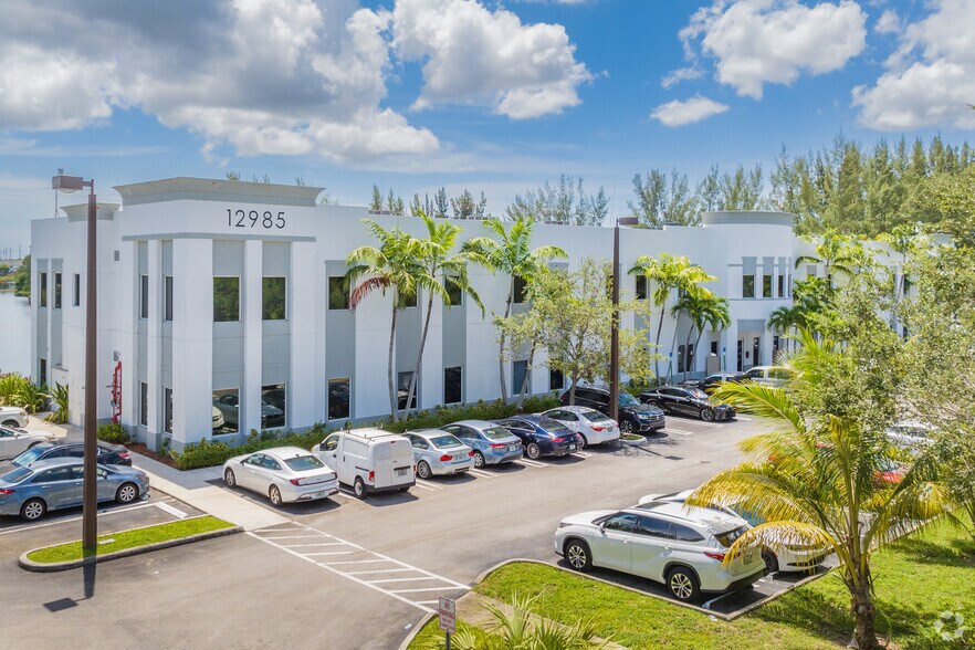12985 SW 130th Ct, Miami, FL à louer - Photo de l’immeuble – Image 3 sur 12