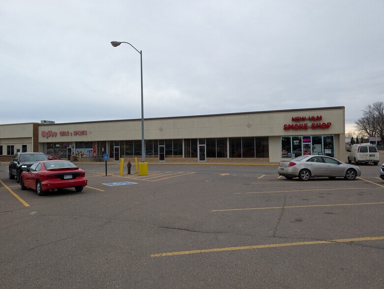 2015 S Broadway St, New Ulm, MN à louer - Photo de l’immeuble – Image 1 sur 12
