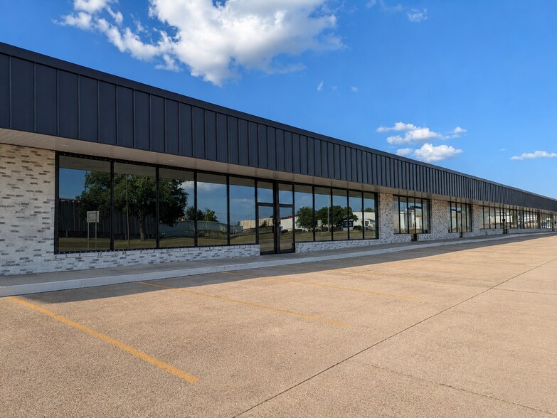801-815 E Main St, Russellville, AR à louer - Photo de l’immeuble – Image 3 sur 4