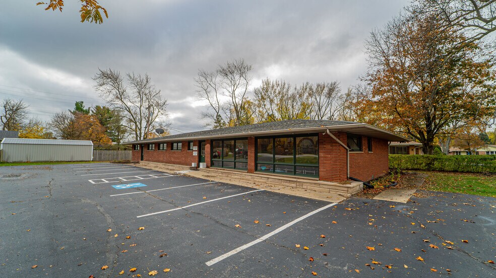 705 N Main St, Kouts, IN à vendre - Photo de l’immeuble – Image 3 sur 12