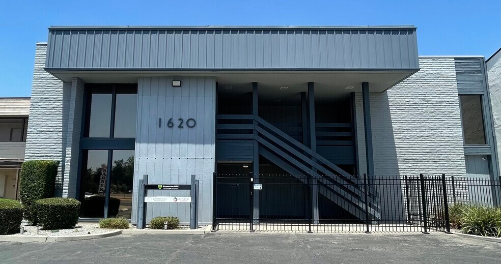 1620 W Mineral King Ave, Visalia, CA à louer - Photo de l’immeuble – Image 1 sur 7
