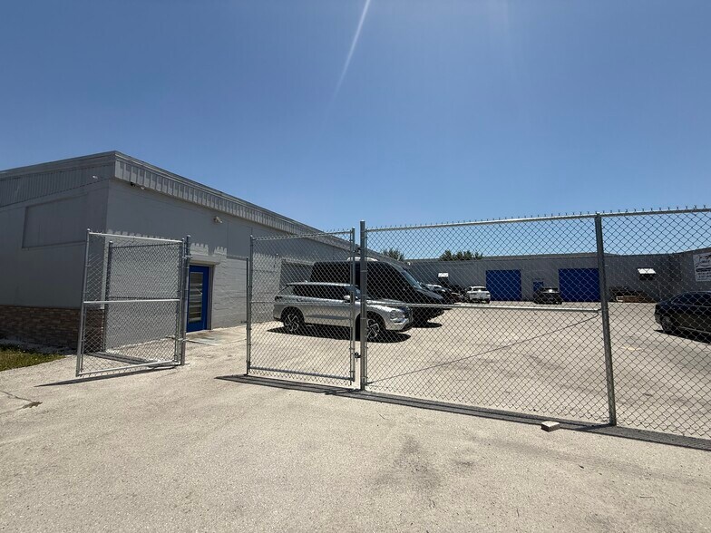 204 Center Rd, Fort Myers, FL à louer - Photo de l’immeuble – Image 1 sur 3