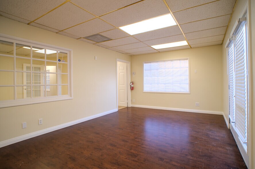 300 N Tustin Ave, Santa Ana, CA à louer - Photo de l’immeuble – Image 3 sur 13