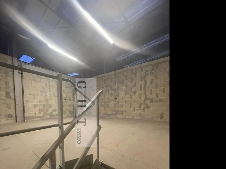 Bureau dans BOISSY-L'AILLERIE à louer - Photo intérieure – Image 2 sur 4