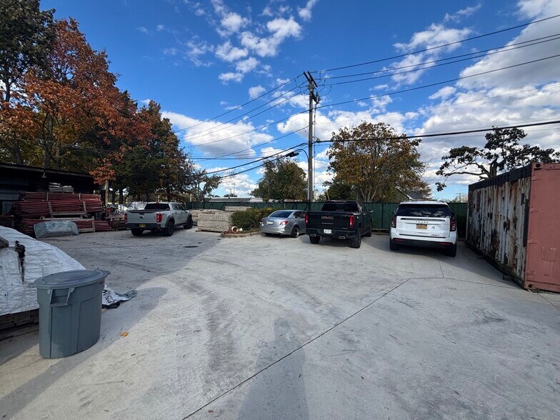 61 Brightside Ave, Central Islip, NY à vendre - Photo de l’immeuble – Image 3 sur 12