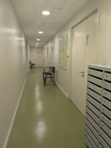 Bureau dans Bourgoin-Jallieu à louer - Photo de l’immeuble – Image 3 sur 7